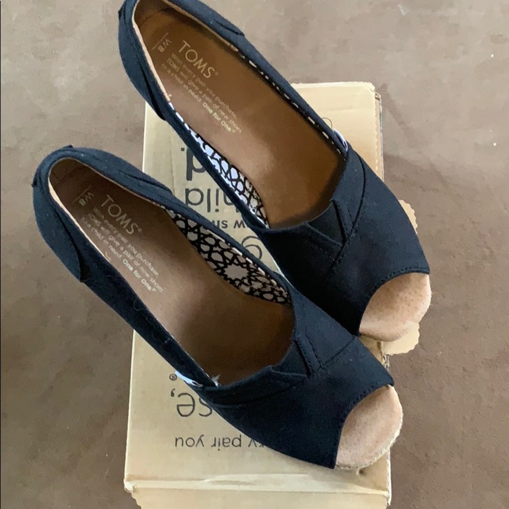 Toms Wedge size 8 black
